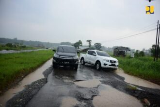 Jalan rusak di Lampung yang ditinjau oleh Presiden Jokowi dan para menteri terkait. Foto: PUPR