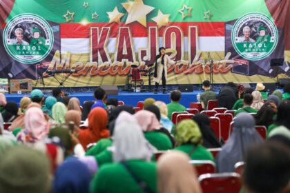Komunitas Ojek Online (Kajol) Indonesia dukung Ganjar menggelar acara unik dan spektakuler mencari bakat menyanyi, dance, dan stand-up comedy para peserta yang dihadiri ribuan orang di rumah makan Alam Ceria, Karawang Timur, Kab. Karawang, Provinsi Jawa Barat, Minggu (21/5).