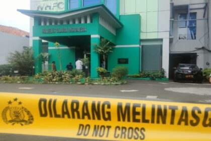 Kepolisian masih melakukan olah tempat kejadian perkara (TKP) penembakan di Kantor MUI Pusat Jakarta, Selasa (2/5). Foto: Polri