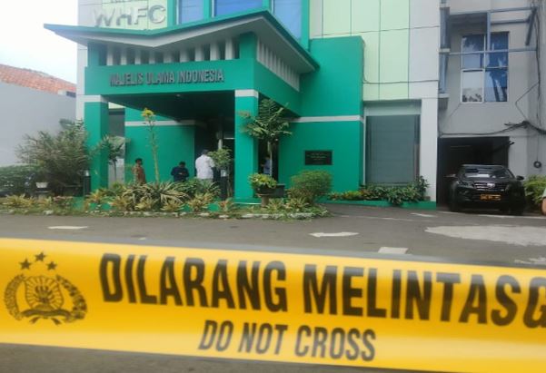 Kepolisian masih melakukan olah tempat kejadian perkara (TKP) penembakan di Kantor MUI Pusat Jakarta, Selasa (2/5). Foto: Polri