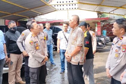 Kapolres Metro Jakarta Selatan, Kombes Pol Ade Ary Syam Indradi didampingi Kapolsek Mampang Prapatan, Kompol Mashuri menyambangi lokasi tawuran remaja di Jl. Tendean Raya (depan SPBU Vivo/Car Wash) Mampang Prapatan, Rabu (3/5) siang. Foto: Ist