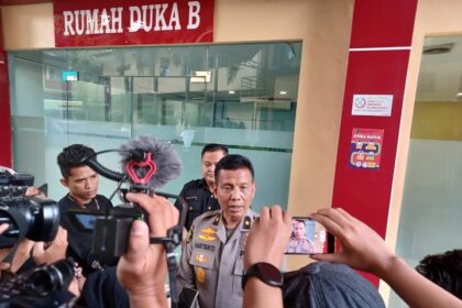 Kepala Rumah Sakit (Karumkit) Polri Kramat Jati, Brigjen Pol Hariyanto memberikan keterangan pada awak media terkait pemeriksaan jenazah pelaku penembakan kantor MUI pusat di ruang Instalasi Kedokteran Forensik RS Polri Kramat Jati, Jakarta Timur, Selasa (2/5) sore. Foto: Joesvicar Iqbal/ipol.id
