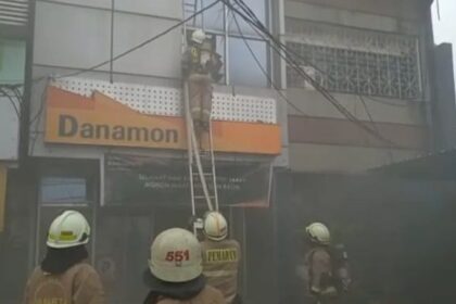 Sejumlah Damkar Jakarta Timur (Jaktim) memadamkan api pada ruko tiga lantai yang ditempati bank swasta di Jalan Pahlawan Revolusi, Duren Sawit, Jakarta Timur pada Selasa (2/5) siang. Foto: Damkar Jaktim