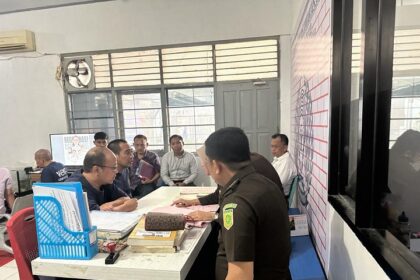 Adik Menteri Pertanian (Mentan) Syahrul Yasin Limpo, Haris Yasin Limpo saat diserahkan kepada Jaksa Penuntut Umum Kejaksaan Tinggi Sulawesi Selatan dan Kejaksaan Negeri Makassar di Lembaga Pemasyarakatan (Lapas) Kelas IA, Kota Makasar, Kamis (2/5). Foto: Seksi Penkum Kejaksaan Tinggi Sulawesi Selatan.