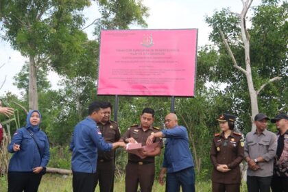 Sita eksekusi aset Heru Hidayat di Desa Tanjung Tinggi, Kecamatan Sijuk, Kabupaten Belitung, seluas 19.996 M2 dan 1.020 M2. Foto: Puspenkum Kejaksaan Agung