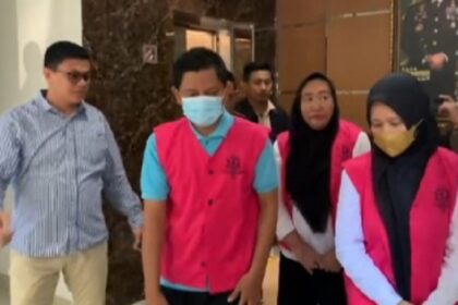 Tiga oknum Kejaksaan Negeri (Kejari) Bandar Lampung saat diserahkan oleh penyidik pidana khusus Kejaksaan Tinggi (Kejati) Lampung kepada Jaksa Penuntut Umum (JPU). Foto: Tangkapan layar video Kejati Lampung
