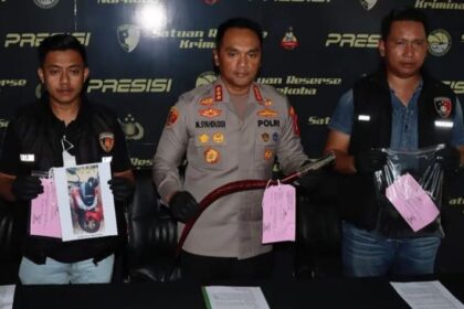 Kapolres Metro Jakarta Barat, Kombes Pol M Syahduddi menunjukkan barang bukti senjata tajam jenis celurit yang digunakan membacok korbannya saat gelar kasus di Polres Metro Jakarta Barat, Kamis (4/5). Foto: Humas Polrestro Jakarta Barat