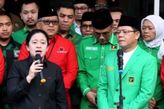 Ketua DPP PDIP Puan Maharani bersama Plt Ketum PPP Muhammad Mardiono memberikan keterangan pers seusai melakukan pertemuan di Kantor PPP, Jakarta, Senin (29/5).