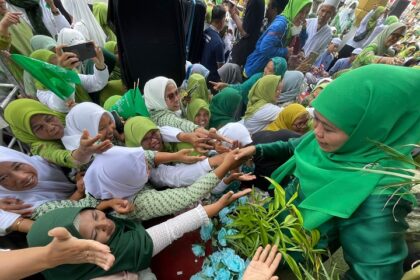 Ketua Umum PP Muslimat NU, Khofifah Indar Parawansa, hadir di tasyakuran peringatan Hari Lahir (Harlah) Muslimat NU ke-77 yang digelar PC Muslimat NU Kabupaten Temanggung. Acara yang dikemas dalam halal bi halal tersebut digelar di Alun Alun Temanggung, Minggu (28/5). Foto: PP Muslimat UU