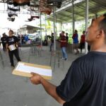 Tim juri melakukan penilaian pada turnamen burung kicau yang digelar oleh para relawan Ganjar Muda Padjajaran (GMP) di Setiamanah, Kecamatan Cimahi Tengah, Kota Cimahi, Jawa Barat pada Sabtu (20/5) lalu. Foto: GMP