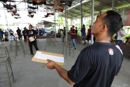 Tim juri melakukan penilaian pada turnamen burung kicau yang digelar oleh para relawan Ganjar Muda Padjajaran (GMP) di Setiamanah, Kecamatan Cimahi Tengah, Kota Cimahi, Jawa Barat pada Sabtu (20/5) lalu. Foto: GMP