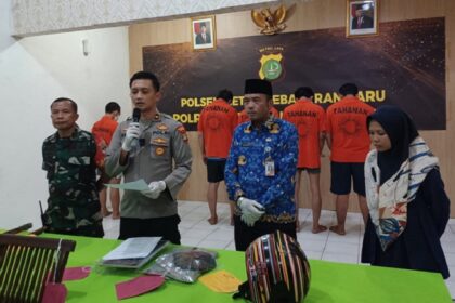 Kapolsek Kebayoran Baru, Kompol Tribuana Roseno, Camat Kebayoran Baru, Tomy Fudihartono dan Wali Kelas Sekolah SMK Perguruan Rakyat Jakarta Srengseng Sawah, Siti Muftiah bersama TNI melakukan pencegahan aksi tawuran antar pelajar sekolah, di Mapolsek Kebayoran Baru, Senin (22/5) siang. Foto: Joesvicar Iqbal/ipol.id