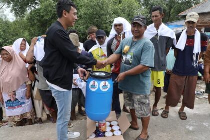 Sukarelawan pendukung Ganjar Pranowo tergabung di Komunitas Nelayan Pesisir (KNP) Jawa Barat memberikan edukasi tentang pelestarian lingkungan dan ekosistem laut sekaligus memberikan 10 tong sampah ke nelayan di Desa Eretan Kulon, Kecamatan Kandanghaur, Kabupaten Indramayu, Jawa Barat, Senin (8/5). Foto: KNP