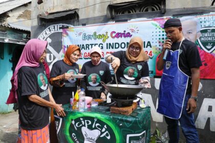 Para ibu antusias saat mengikuti demo memasak masakan sambal goreng kentang dengan udang dan petai (masakan Nusantara). Giat demo memasak digelar Komunitas Warung Tegal (Kowarteg) Indonesia, diikuti ratusan warga Babakan