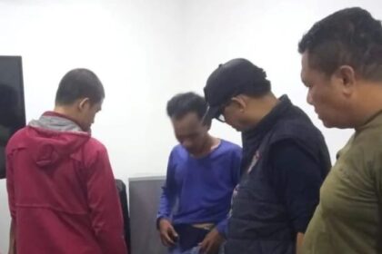 Pelaku SO, 67, dan SN, 29, mengaku polisi (gadungan) mencurigakan dan ketahuan beraksi di kawasan Kota Tua, Tamansari. Dua pelaku diamankan ke Pospam Operasi Ketupat Jaya 2023 guna dilakukan pemeriksaan, Kamis (4/5). Foto: Ist