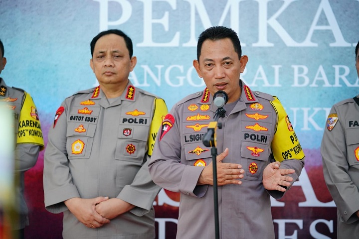 Kapolri Jenderal Listyo Sigit Prabowo didampingi Wakapolri, Komjen Gatot Eddy saat meninjau langsung Tactical Floor Game (TFG) pengamanan Konferensi Tingkat Tinggi (KTT) ASEAN di Labuan Bajo, Nusa Tenggara Timur (NTT), Kamis (4/5). Foto: Divhumas Polri