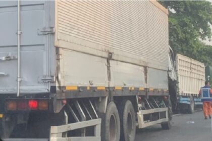 Truk kontainer mengalami kecelakaan tunggal di ruas Tol Lingkar Luar Jakarta atau JORR Jati Asih. Foto: Polri
