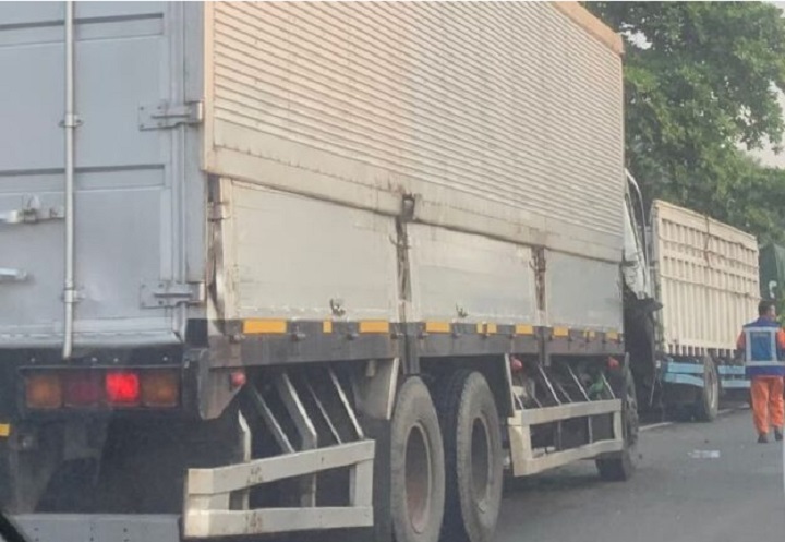 Truk kontainer mengalami kecelakaan tunggal di ruas Tol Lingkar Luar Jakarta atau JORR Jati Asih. Foto: Polri