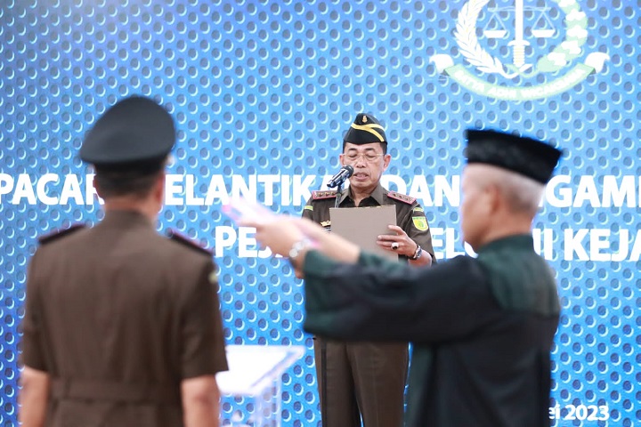 Wakil Jaksa Agung Sunarta saat melantik dan mengambil sumpah jabatan Direktur Perdata pada Jamdatun dan Kepala Kejaksaan Tinggi Sumatera Barat di Kompleks Kejaksaan Agung, Jakarta, Jumat (12/5). Foto: Puspenkum Kejaksaan Agung.