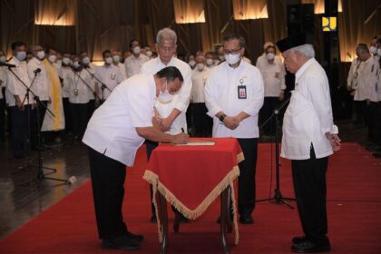 Menteri PUPR Basuki Hadimuljono melantik Pejabat Fungsional Ahli Utama, Pejabat Pimpinan Tinggi Pratama dan Administrator di lingkungan Kementerian PUPR serta Pimpinan Badan Pengatur Jalan Tol (BPJT) dan Pimpinan Politeknik PU di Auditorium Kementerian PUPR, Selasa (2/5/2023). Foto: PUPR