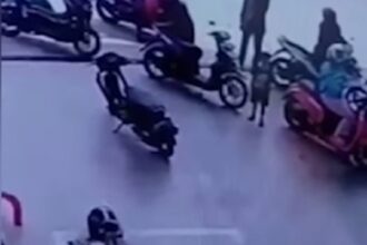 Serda M Sofyan yang bertugas sebagai Provost Kodim 1003/Hulu Sungai Selatan telah mengamankan seorang pria yang mengamuk sambil mengayunkan senjata tajam jenis mandau di sebuah SPBU, Hulu Sungai Selatan, Kalimantan Selatan, Jumat (28/4). Foto: Tangkapan Layar CCTV (Dok Dispenad)