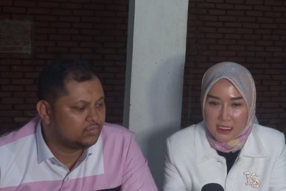 Marissya Icha (kanan) dan kuasa hukumnya, Ahmad Ramzi (kiri), di kawasan Blok M, Jakarta Selatan, Kamis (29/9). Foto: ist