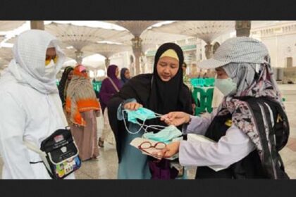 EMT dahulu dikenal dengan nama Tim Gerak Cepat. Tim ini difungsikan untuk lebih dekat dengan jemaah haji dan bertugas melaksanakan deteksi dini, tanggap darurat pada kejadian kegawatdaruratan medis, dan melaksanakan rujukan jemaah haji yang membutuhkan perawatan di KKHI dan RSAS. Foto: Kemenkes