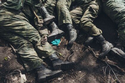 mayat tentara rusia yang tewas ditumpuk di kuburan di vilkhi sweu
