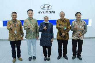 Menteri Ketenagakerjaan, Ida Fauziyah saat berkunjung ke pabrik perakitan Hyundai di Bekasi, Jawa Barat. Foto: Kemnaker
