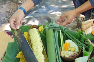 Nasi Kolo, nasi bakar bambu khas Manggarai Barat Flores NTT.