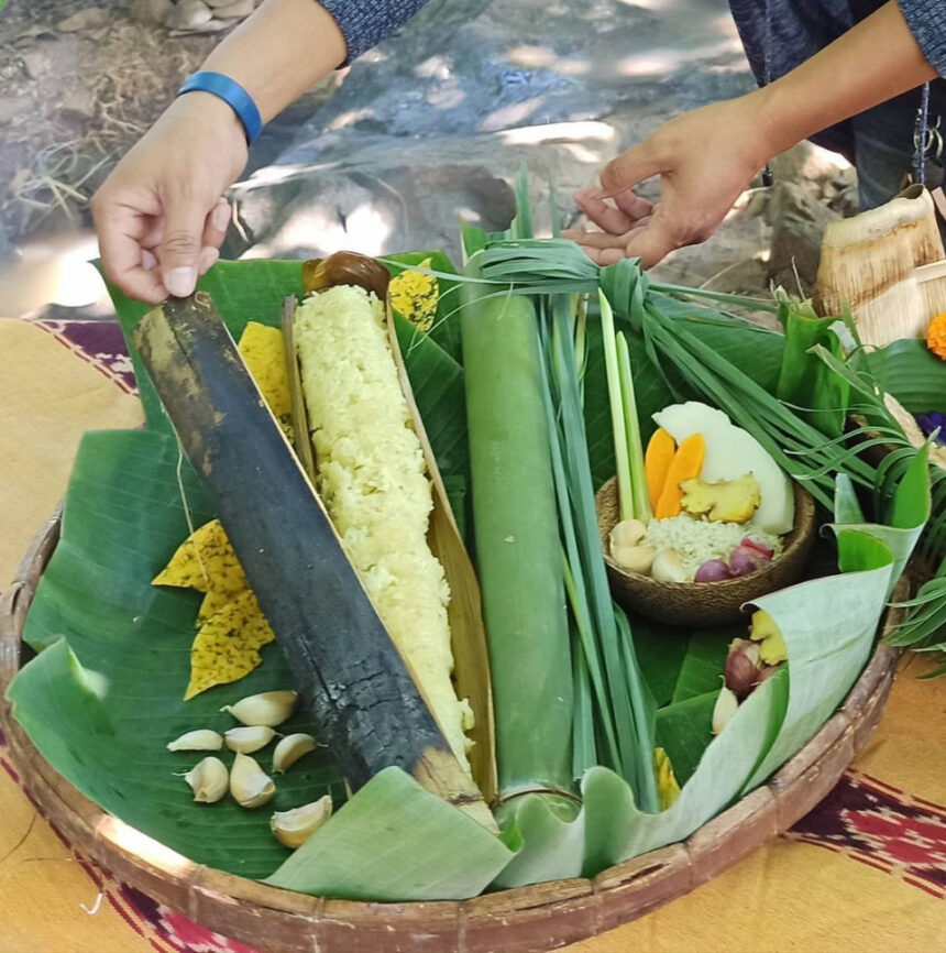 Nasi Kolo, nasi bakar bambu khas Manggarai Barat Flores NTT.
