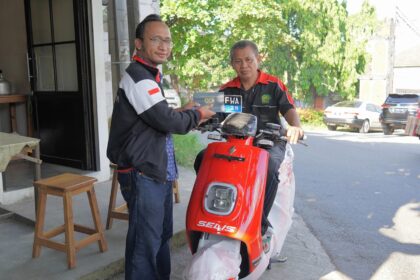 Houtsma Simon, General Manager Selis, saat menyerahkan motor listrik Selis E-Max kepada Nureman sebagai konsumen pertama dengan pembelian bantuan pemerintah. Foto: Selis