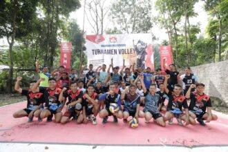 Para peserta dienam kampung tersebar di Kecamatan Wanayasa, Kabupaten Purwakarta, Jawa Barat pada Minggu (21/5) pagi, mengikuti turnamen bola voli diadakan Ganjar Muda Padjajaran (GMP) bersama puluhan warga sekitar. Foto: GMP