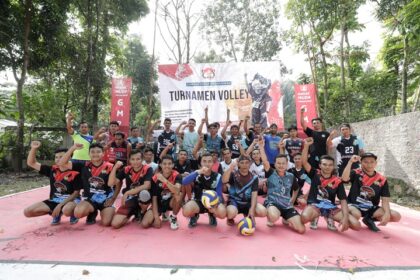 Para peserta dienam kampung tersebar di Kecamatan Wanayasa, Kabupaten Purwakarta, Jawa Barat pada Minggu (21/5) pagi, mengikuti turnamen bola voli diadakan Ganjar Muda Padjajaran (GMP) bersama puluhan warga sekitar. Foto: GMP