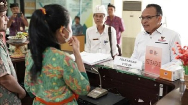 Anggota Ombudsman RI, Robert Na Endi Jaweng saat mengunjungi Perwakilan Ombudsman Provinsi Bali. Foto: Ombudsman RI.