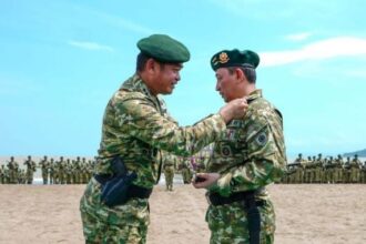 Panglima Komando Cadangan Strategis Angkatan Darat (Pangkostrad) Letjen TNI Maruli Simanjuntak menyematkan tanda kehormatan kepada Kapolri Jenderal Polisi Listyo Sigit Prabowo dalam Upacara penutupan latihan standardisasi prajurit Kostrad di Pantai Palangpang Kecamatan Ciemas, Kabupaten Sukabumi, Jawa Barat, Selasa (13/9/2022). ANTARA