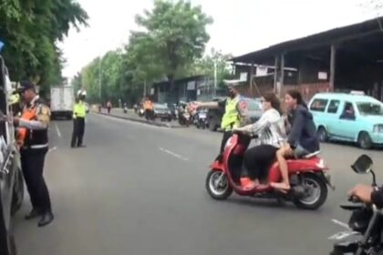 Aparat kepolisian Satuan Lalu Lintas, Subdit Gakkum Ditlantas Polda Metro Jaya menjaring pengendara sepeda motor yang tidak mengenakan helm hingga menggunakan pelat nomor palsu di Jalan Raya Bogor, Pasar Rebo, Jakarta Timur, Rabu (17/5). Foto: Ist