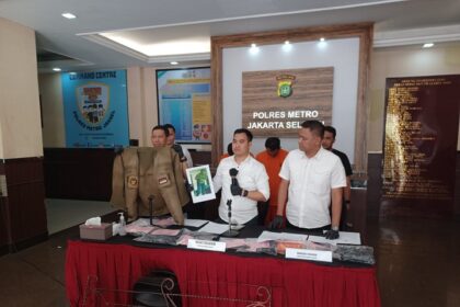 Jajaran Polres Metro Jakarta Selatan dipimpin Kasat Reskrim, AKBP Irwandhy Idrus melakukan ungkap kasus pencurian rumah kosong di kawasan Pasar Minggu, sejumlah barang bukti disita berupa jaket hingga teralis yang dibobol spesialis pelaku pencurian berinisial S, Senin (22/5) siang. Foto: Joesvicar Iqbal/ipol.id