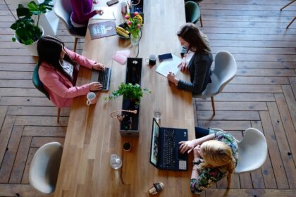 Posisi duduk bahkan berdiri dan tidur yang baik, bis amencegah nyeri punggung. kantor