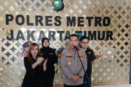 Kapolres Metro Jakarta Timur (Kapolrestro Jaktim) Kombes Pol Leonardus Simarmata didampingi Kasat Reskrim Polres Metro Jakarta Timur, AKBP Dhimas Prasetyo di Mako Polrestro Jaktim, Jumat (26/5) siang. Foto: Joesvicar Iqbal/ipol.id