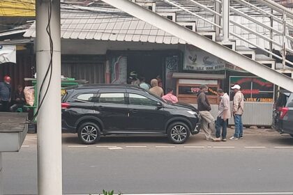 Sekelompok preman menyatroni dan menduduki rumah warga di kawasan Jatinegara, Jakarta Timur belum lama ini, sehingga warga resah akan keberadaan preman itu. Foto: Ist