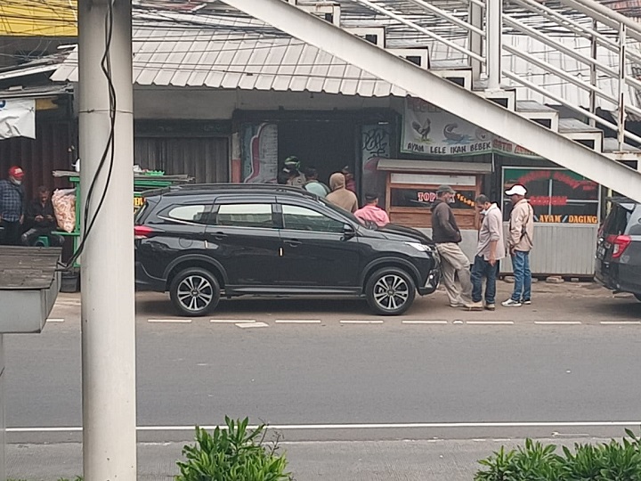 Sekelompok preman menyatroni dan menduduki rumah warga di kawasan Jatinegara, Jakarta Timur belum lama ini, sehingga warga resah akan keberadaan preman itu. Foto: Ist