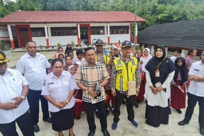 Menteri PUPR Basuki Hadimuljono mengatakan standar pekerjaan rehabilitasi dan renovasi sekolah harus baik, selain itu dilengkapi fasilitas olahraga, penyediaan air bersih dan sanitasi yang baik termasuk tempat cuci tangan, penataan lansekap (taman), dan tahan gempa. Foto: PUPR