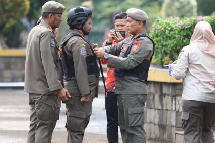 Kepala Satpol (Kasatpol) PP DKI Jakarta, Arifin saat pembentukan Unit Reaksi Cepat (URC) motor sekaligus mengecek kesiapan personel dan kendaraan operasional Satpol PP di Jakarta Selatan, Minggu (21/5). Foto: Pol PP