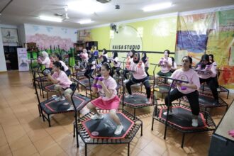 Para perempuan milenial bersama Srikandi Ganjar Jabodetabek melakukan olahraga Trampoline Dance Fitness di Sanggar Senam Kaisa, daerah Harapan Jaya, Kecamatan Cibinong, Kabupaten Bogor, Jawa Barat, Minggu (14/5). Foto: Srikandi