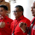 Sekjen PDIP Hasto Kristiyanto (tengah) bersama Wali Kota Solo Gibran Rakabuming Raka (kiri) dan Ketua DPP PDIP Bidang Kehormatan Komarudin Watubun di Jakarta, Senin (22/5). Dokumen DPP PDIP