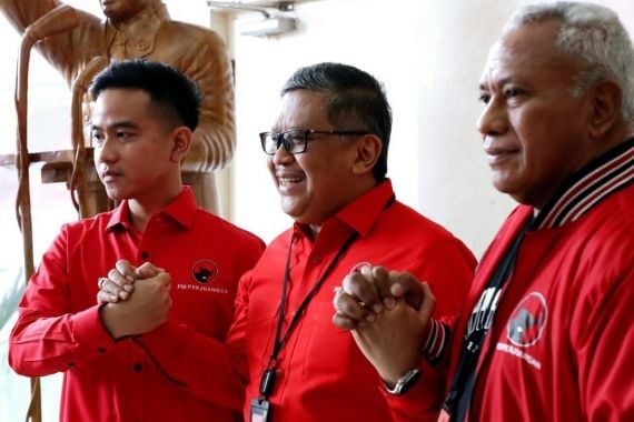 Sekjen PDIP Hasto Kristiyanto (tengah) bersama Wali Kota Solo Gibran Rakabuming Raka (kiri) dan Ketua DPP PDIP Bidang Kehormatan Komarudin Watubun di Jakarta, Senin (22/5). Dokumen DPP PDIP