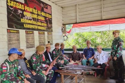 Pembinaan Teritorial Kreatif Satgas Yonarmed 5/Pancagiri saat menerima penyerahan belasan senpi berikut munisi dari warga. Foto: Pendam III/Siliwangi.