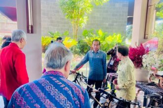 Presiden RI Joko Widodo bersama dengan Kepala Negara Brunei Darussalam Sultan Hassanal Bolkiah melihat sepeda kayu saat acara KTT ASEAN 2023 di Meurorah Komodo, Labuan Bajo, Manggarai Barat, Nusa Tenggara Timur pada Kamis (11/5). Foto: Dok Pertamina.