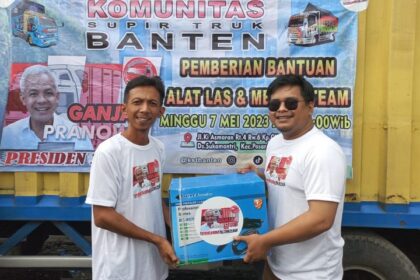 Koordinator Komunitas Sopir Truk (KST) Dukung Ganjar wilayah Banten, Herman menjalin silaturahmi dan memberikan sejumlah bantuan kepada rekan sesama sopir truk di pul di Jalan Ki Asmaran, Kampung Cilongok, Pasar Kemis, Tangerang, Banten, Selasa (9/5). Foto: KST